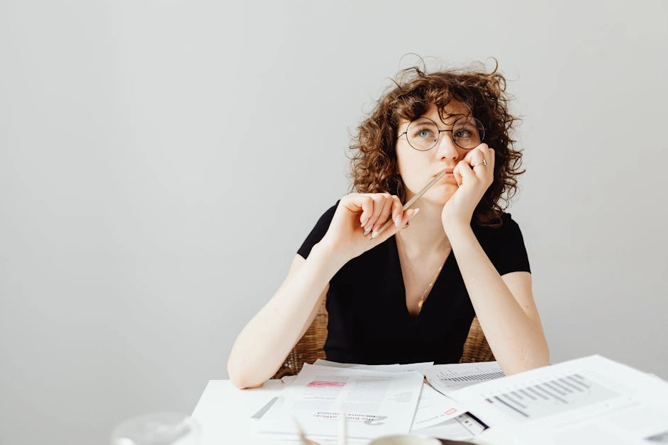 Podnikatel plánuje strategii a zapisuje si poznámky do zápisníku.